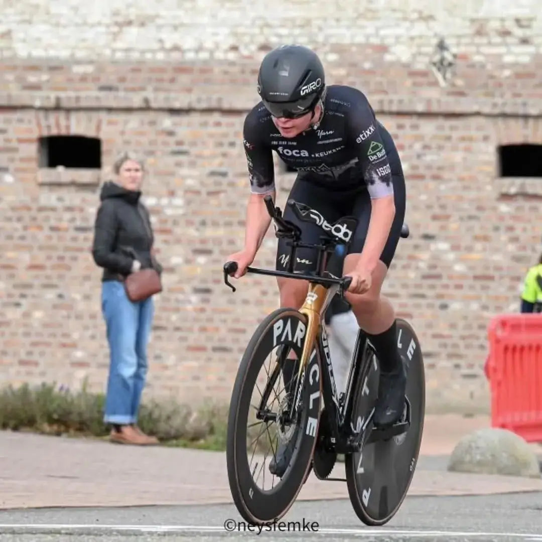 A cyclist racing on Particle carbon wheels