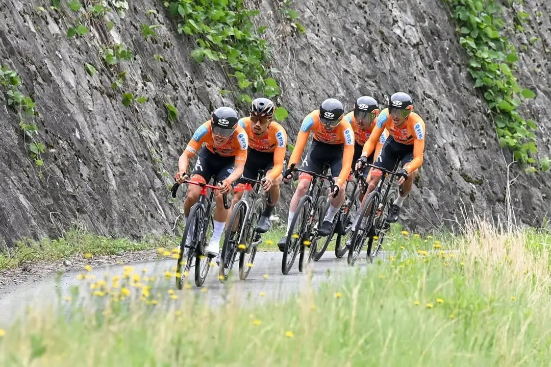 cyclists racing on Particle carbon wheels